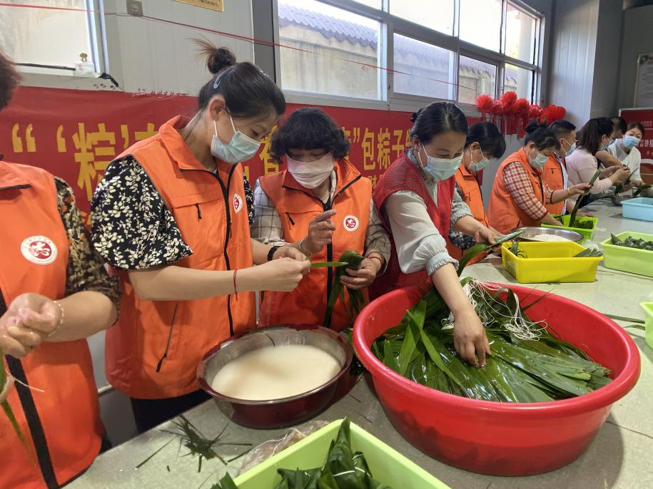 青口供電所黨支部聯(lián)合生產(chǎn)生活服務(wù)中心分會、黃沙坨社區(qū)，共同舉辦“悠悠艾草香 濃濃端午情”系列活動。.png